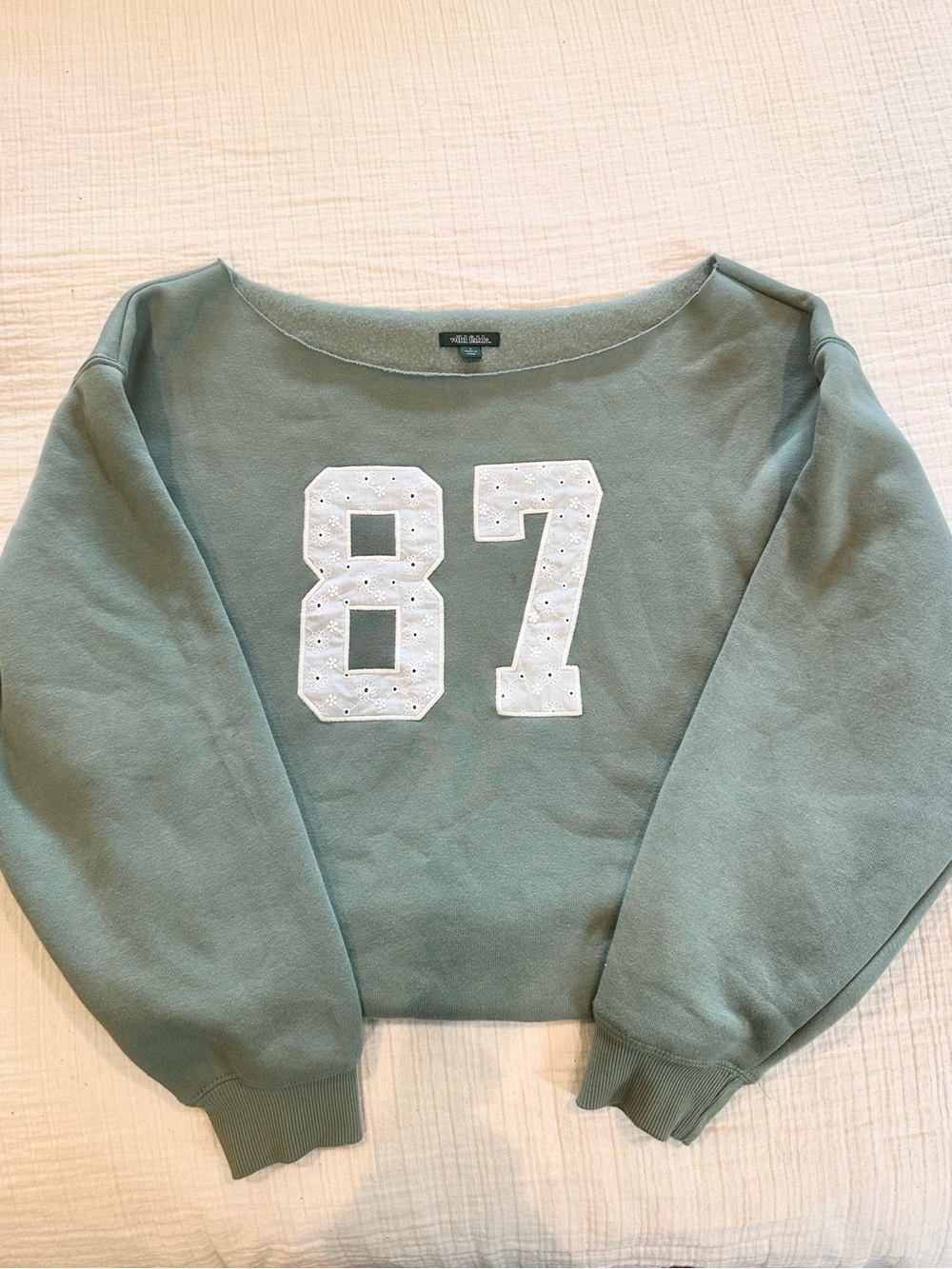 wild fable sage green sweatshirt with white appliqué - Picture 1 of 2